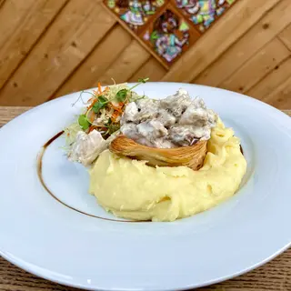 Тушкований кролик з білими грибами та картопляним пюре (160/200/80г)