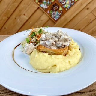 Тушкований кролик з білими грибами та картопляним пюре (160/200/80г)