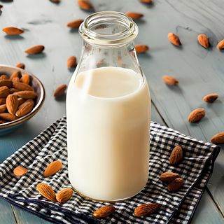 Альтернативное молоко миндаль
