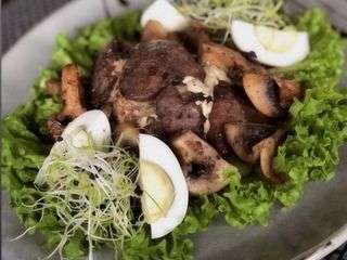Гарячий салат з курячою печінкою