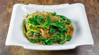 Салат шпинат с фунчезой