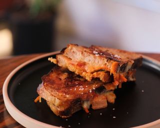 Tosta de Queijo Comté e Kimchi