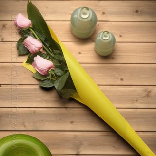 Cono de tres rosas rosa