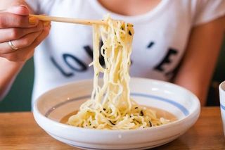 206. Ramen giapponesi in brodo