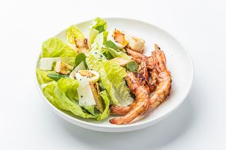 Фірмовий листовий салат з креветками, трюфельно-гірчичним дресінгом, пармезаном та крутонами 