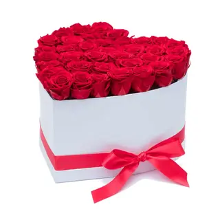 Rosa rosse in scatola a forma di cuore