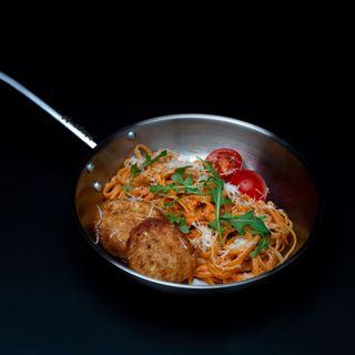 Паста в томатно-вершковому соусі з курячими биточками