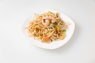 Spaghetti udon con verdure e frutti di mare