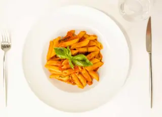 Fusilli, sos de rosii si busuioc