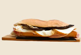 Panino con pancetta paesana e melanzane a funghetto
