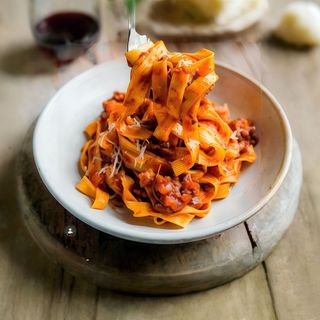 Pasta ragù alla bolognese più bibita