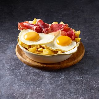 Huevos rotos con paletilla ibérica