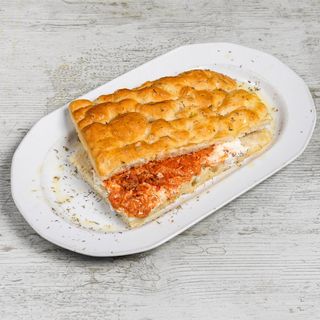 5. Mozzarella de Buffala, Salami Picante, Crema de Pimientos