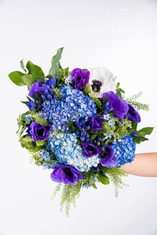 Bouquet blu ortensie e anemoni medio