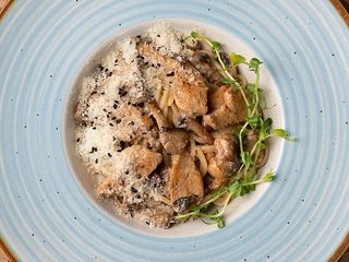 Паста з куркою та грибами