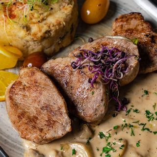 Muschiulet de porc in sote de ciuperci & cartofi cremosi