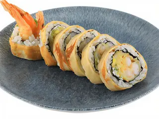 Uramaki 6 krewetek w tempurze zawinięte w omlet