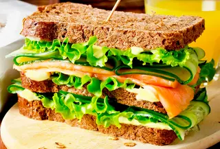 Sándwich Vegetal Con Salmón