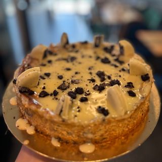 Porción de tarta de queso y oreo