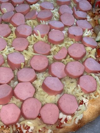 Pomodoro, mozzarella, würstel, patate e rosmarino