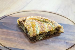 Burek sa eurokremom i visnjom 200g