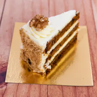 Porción de tarta de zanahoria, crema y nueces