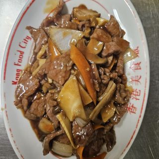 Ternera Con Salsa De Champiñones Y Brotes De Bambú