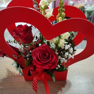 Caixa coração com 3 rosas