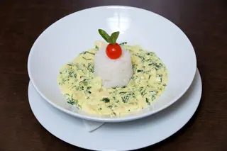 Pileći file u krem sosu od curry-ja i špinata 