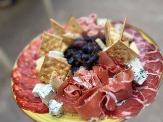 Platou mixt cu branzeturi si salamuri