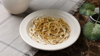 თეთრი კრემისებრი პასტა ფისტაჩკებით