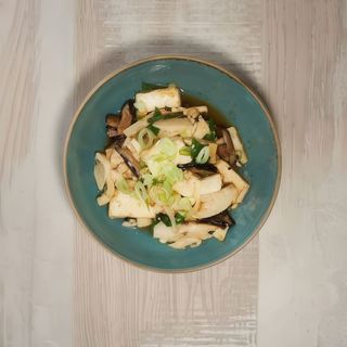Tofu con setas y bambú