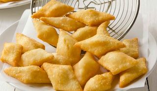 Chiacchiere fritte con salumi