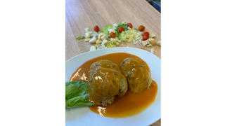 Gołąbki z ryżem, mięsem i sosem pomidorowym