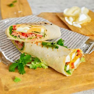 Ролл с овощами и тунцом