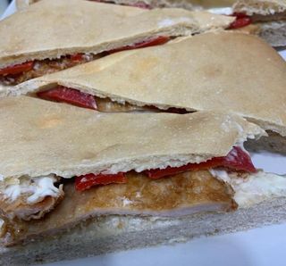 Bocatin de lomo rebozado y pimientos