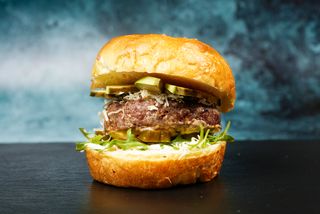 Avokado chilli burger & pomfrit