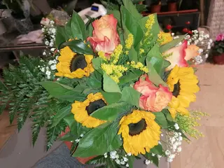 Bouquet girasoli e roselline