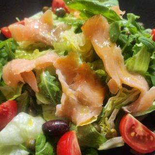 Салата с пушена сьомга (300г)