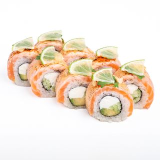 Рол з обпаленим лососем том ям