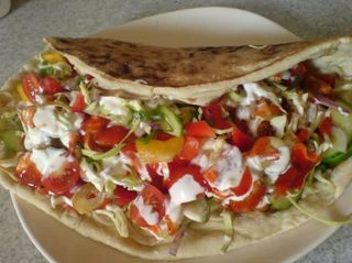 Kebab w bułce grecki z kurczakiem