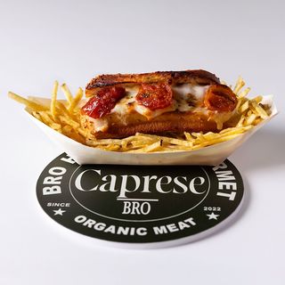 Hot Dog de cerdo con capresse y tomate cherry