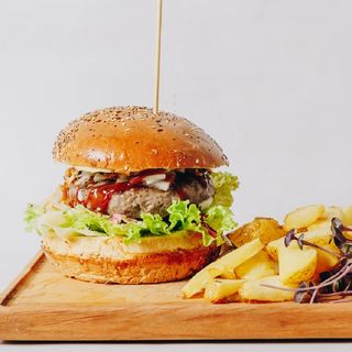 Chicken burger i pomfrit