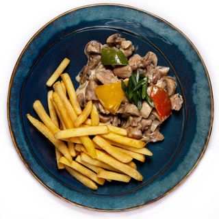 Курица с грибами под сливочным соусом (с фри)