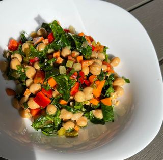 Цветна салата с нахут