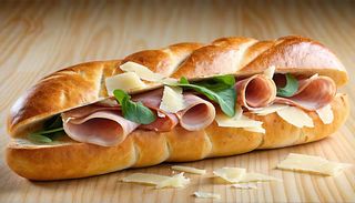 Panino con carpaccio di vitello, rucola e grana