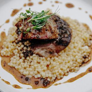 Томленые говяжьи щечки с пастой птитим