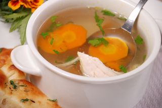 Обідне комбо-меню: Піца Неаполітанська 23см+ Курячий бульйон