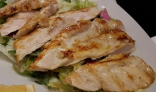 Tagliata di pollo con pomodorini, rucola, scaglie di grana