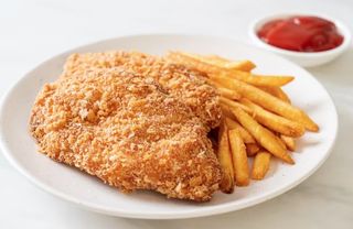 Pechuga de pollo frito con papas fritas
